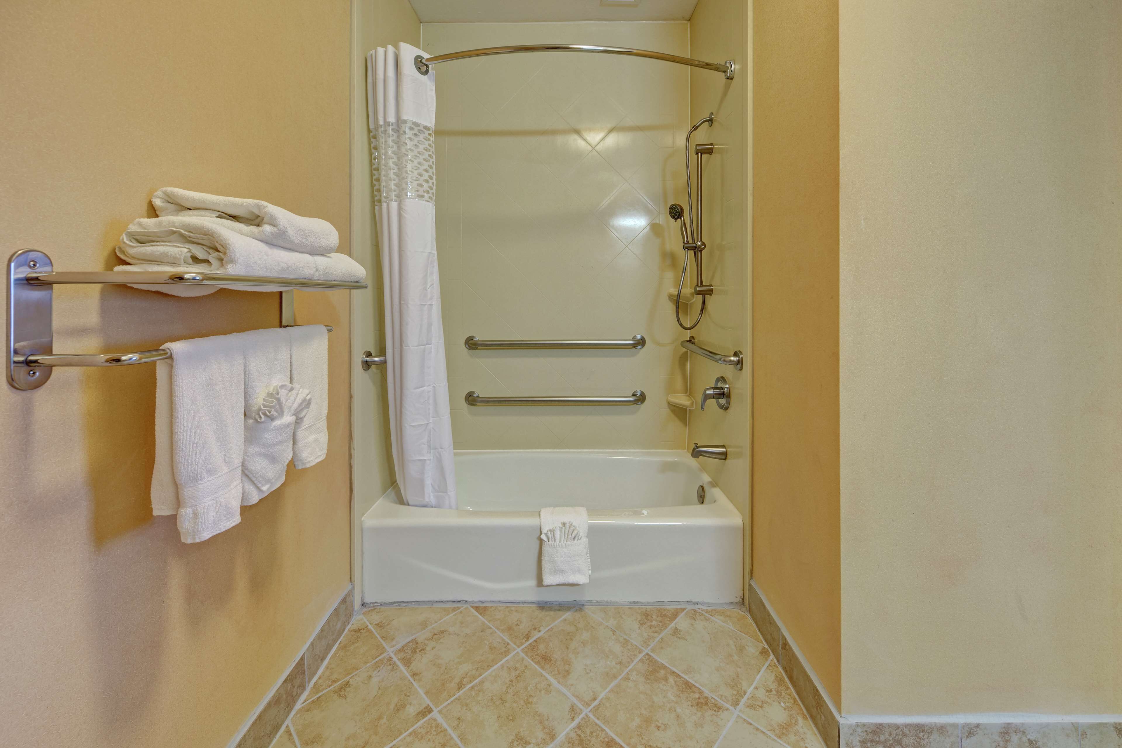 room, 1 king bed, accessible, non smoking | bathroom | free toiletries, hair dryer, towels