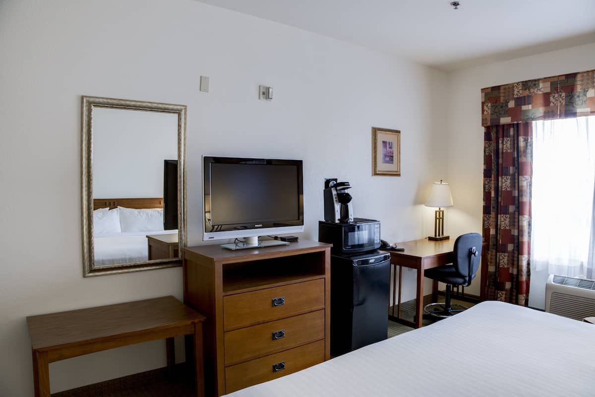 Standard Room, 1 King Bed | Room amenity