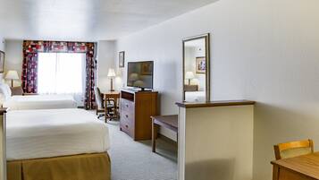 Habitación estándar, 2 camas Queen size | Ropa de cama de alta calidad, escritorio y cortinas blackout