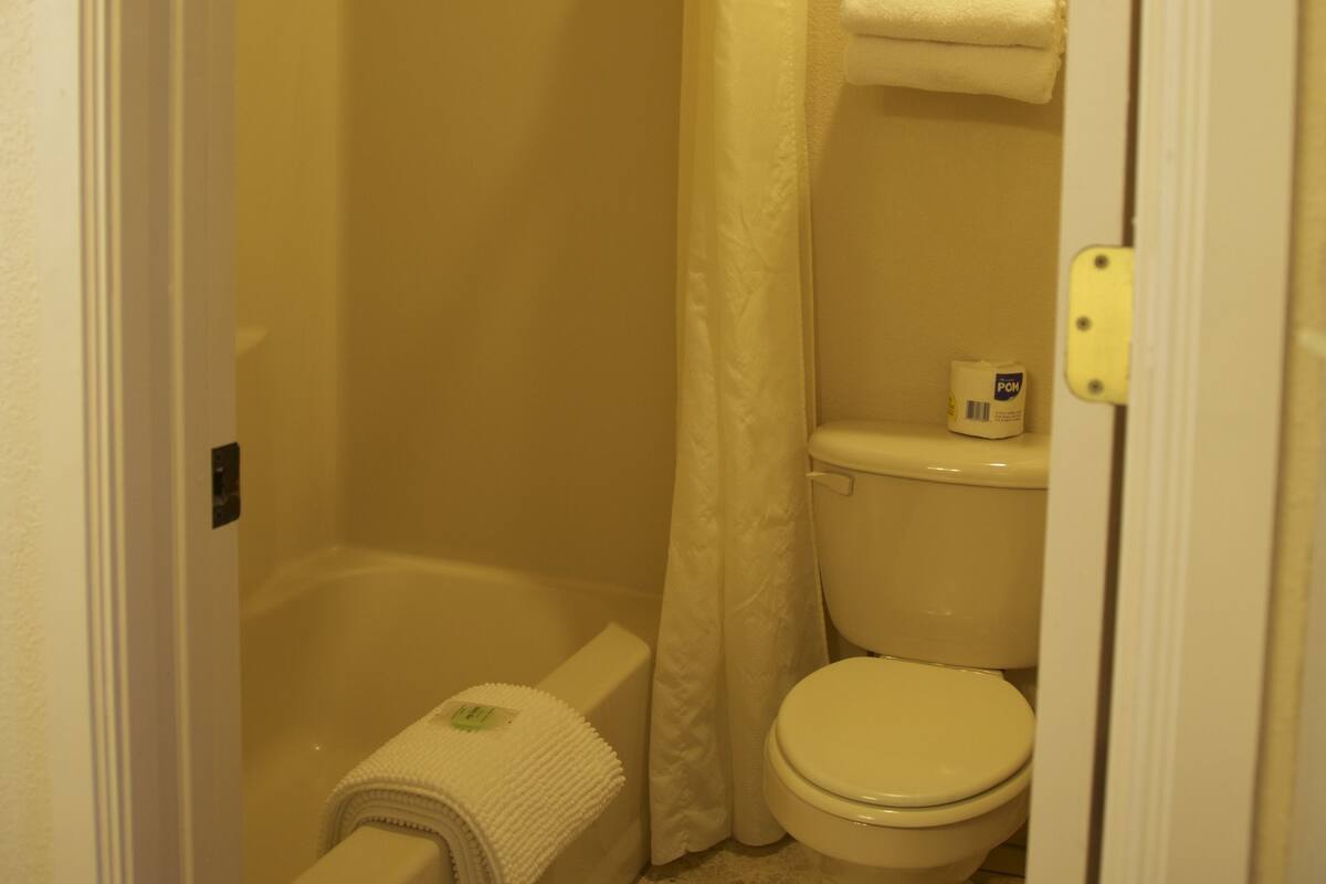 standard room, 1 king bed, non smoking | bathroom shower