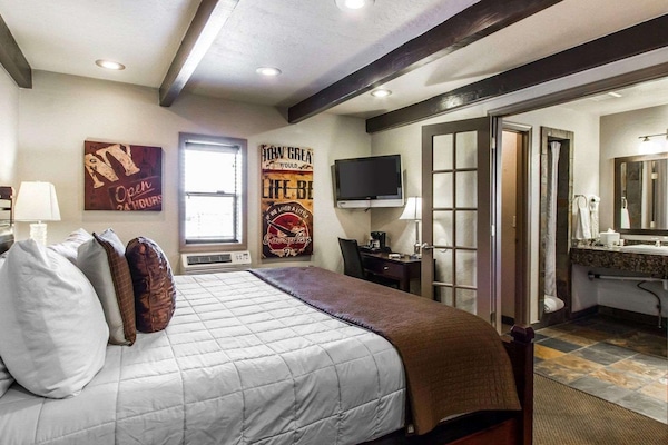 Soundproofing, free WiFi, bed sheets
