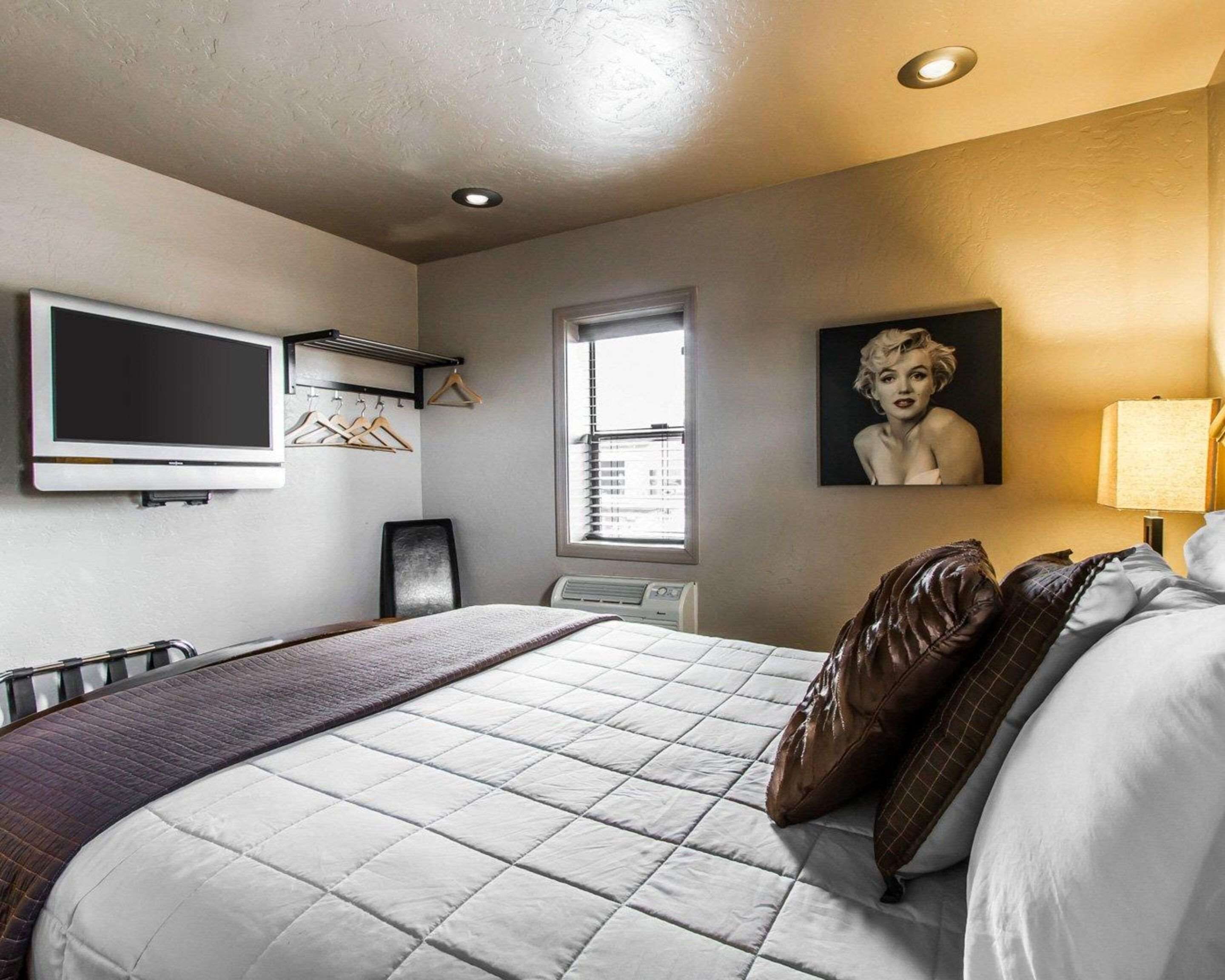 soundproofing, free wifi, bed sheets