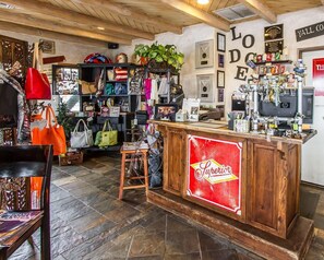 Interior de loja com balcão de madeira, diversos produtos nas prateleiras e um letreiro com a palavra 'Superior'.