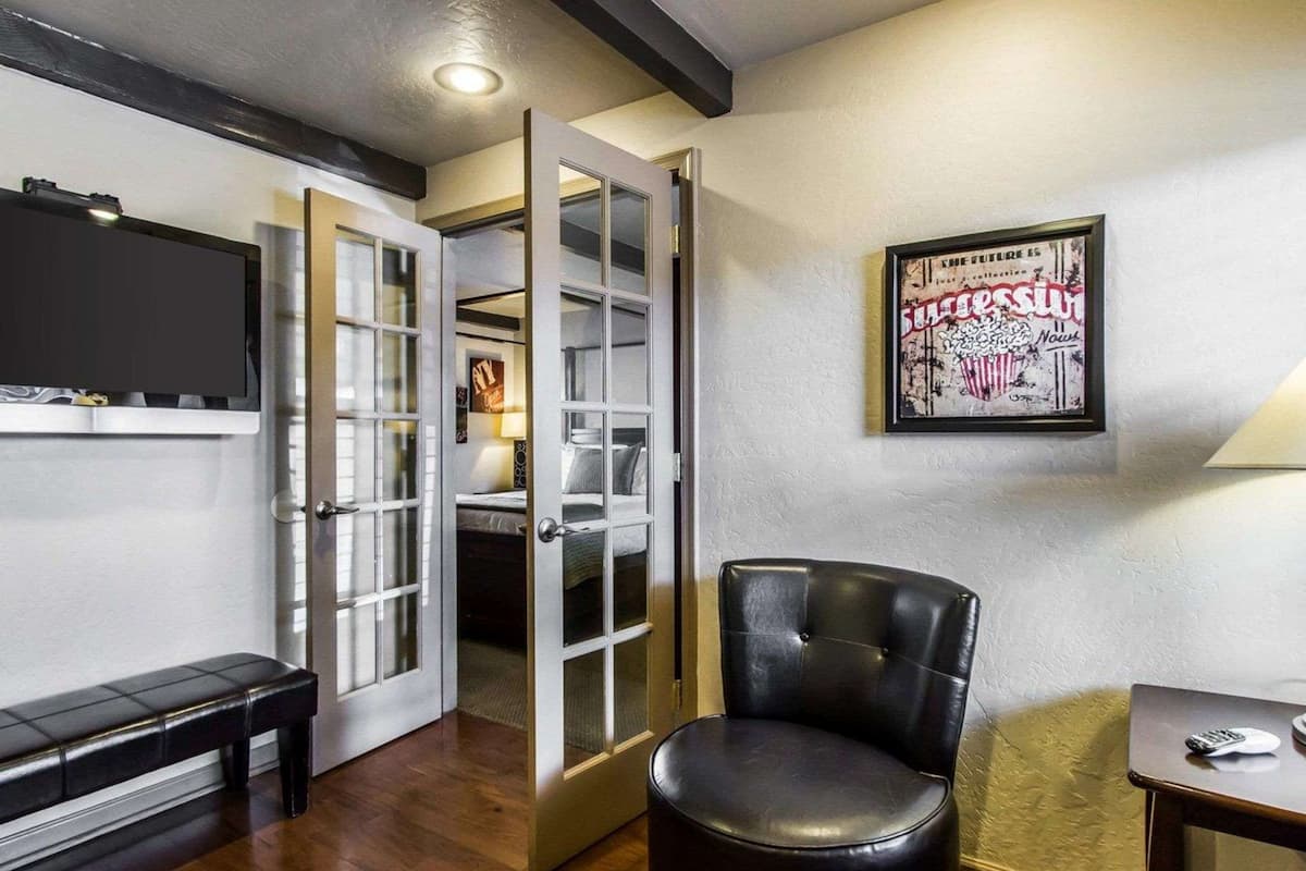 suite, 2 queen beds, non smoking | soundproofing, free wifi, bed sheets