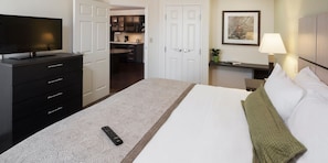 Premium bedding, in-room safe, iron/ironing board, free cots/infant beds - Candlewood Suites Pearl by IHG (Pearl)