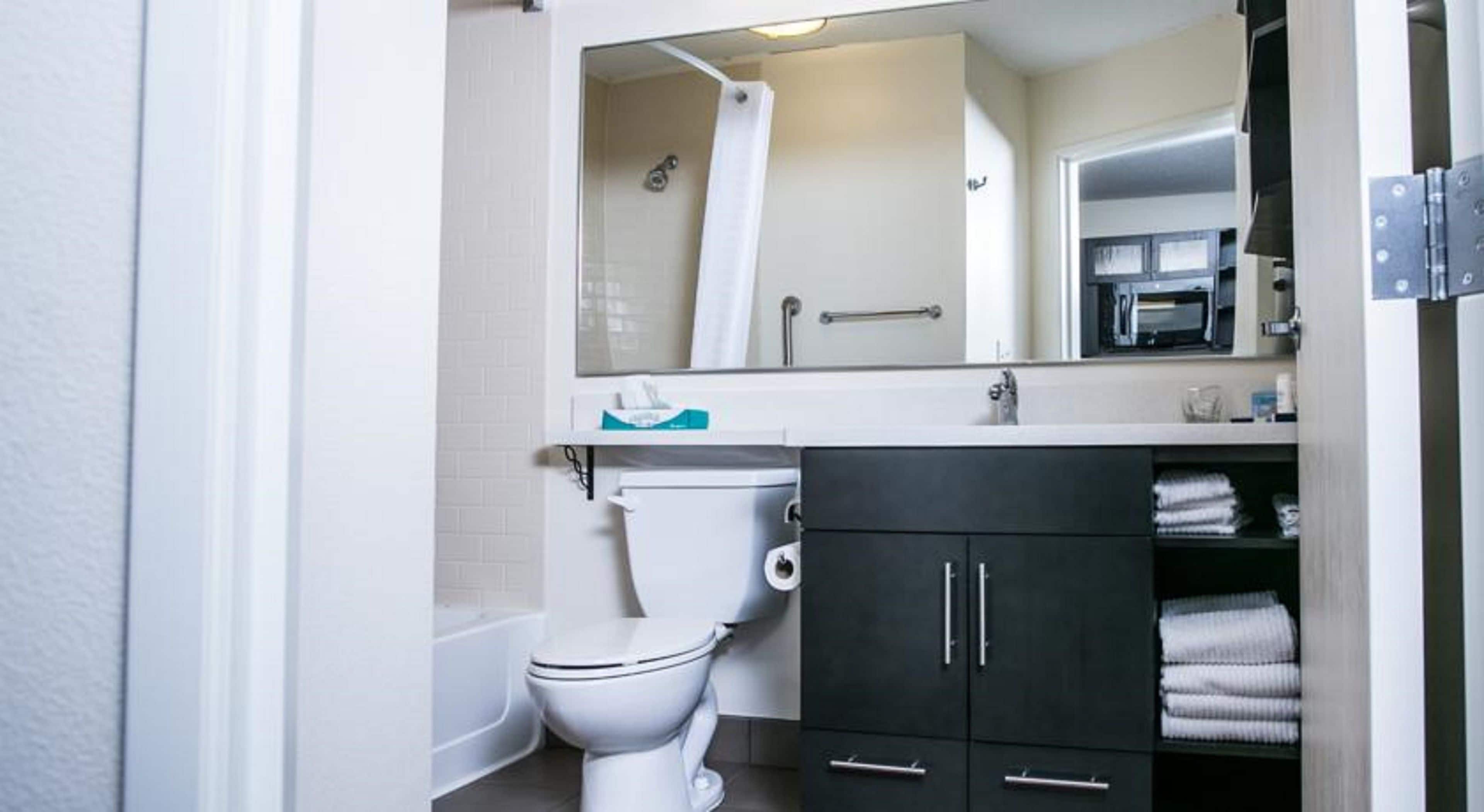 combined shower/bathtub, spring water bathtub, free toiletries