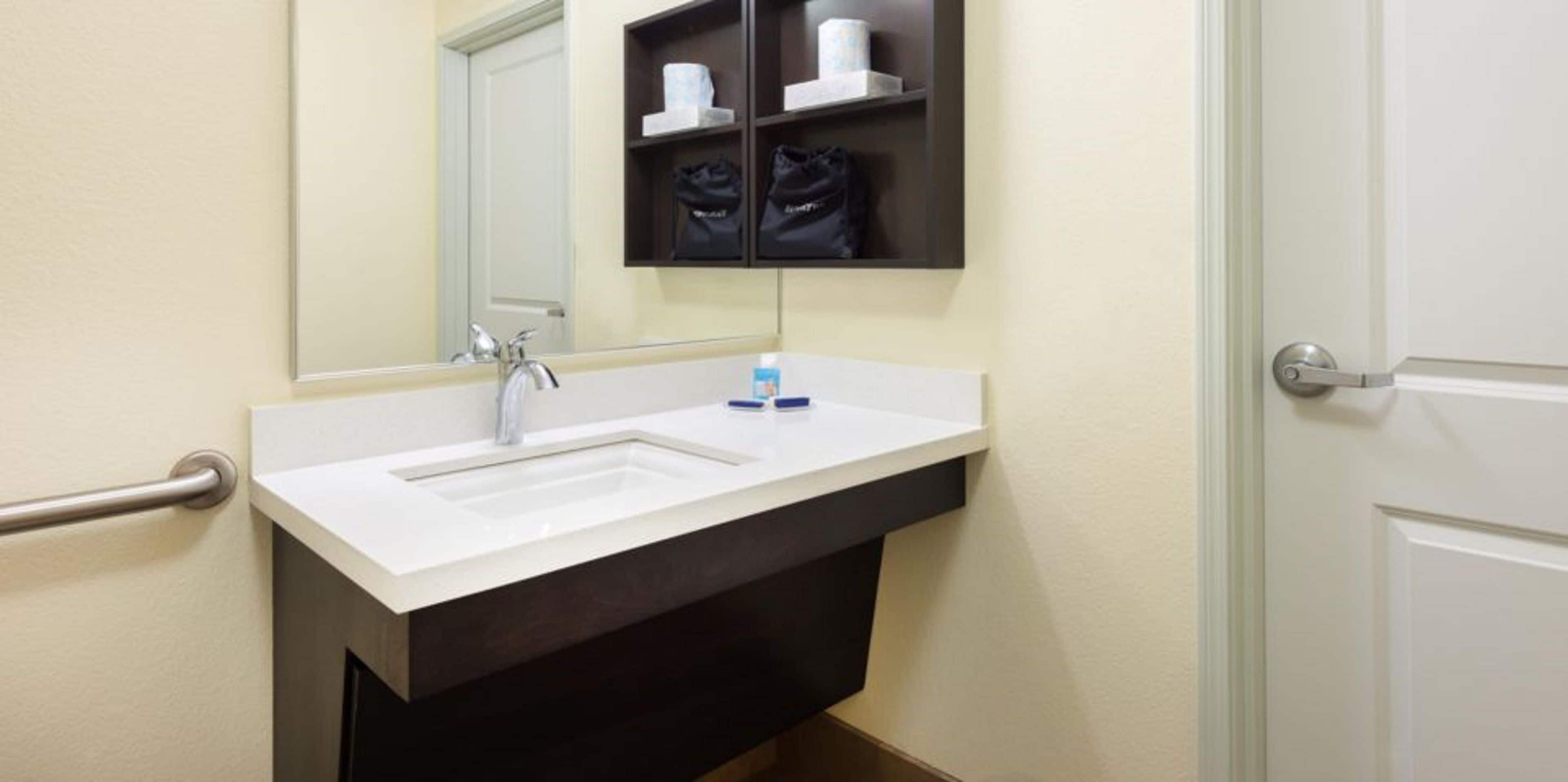 combined shower/bathtub, spring water bathtub, free toiletries