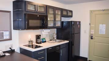 Réfrigérateur, micro-ondes, cafetière/bouilloire