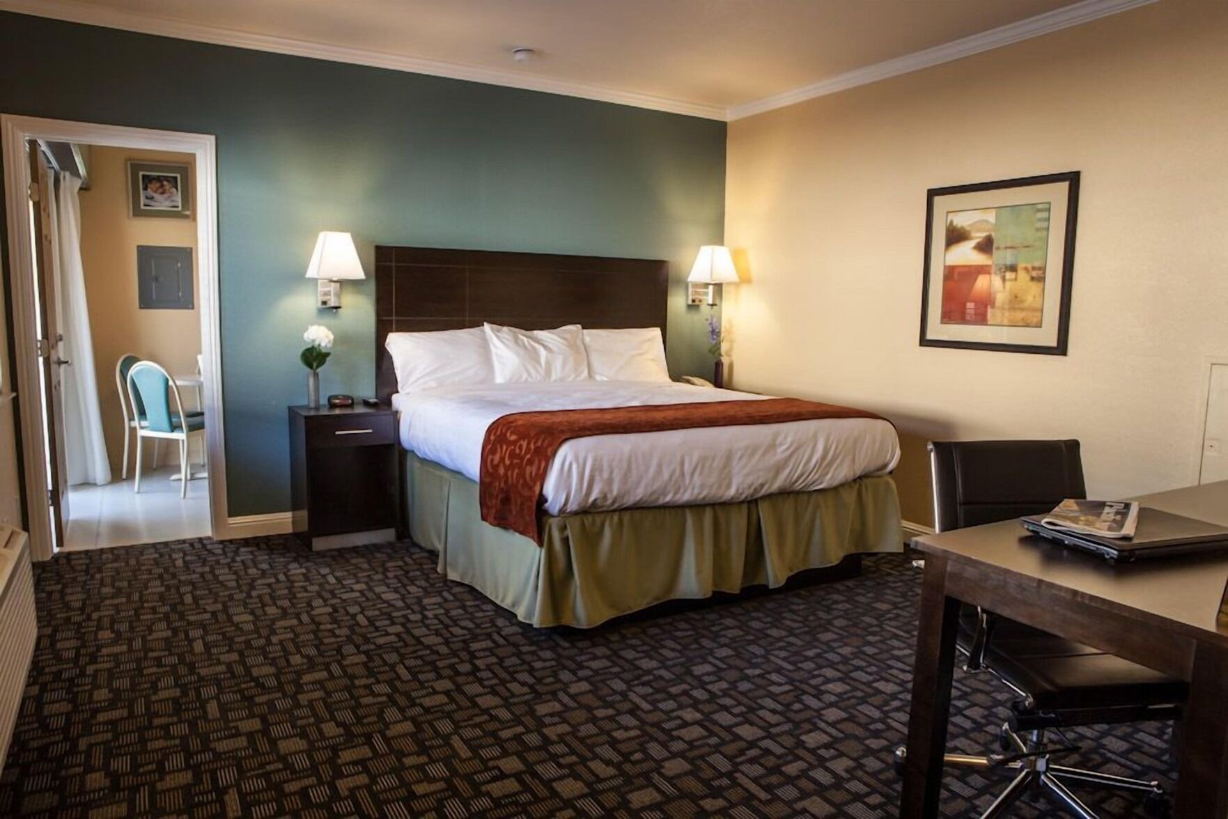 أسرّة بطبقة علوية مريحة وخزنة داخل الغرفة ومكتب وتجهيزات عازلة للصوت