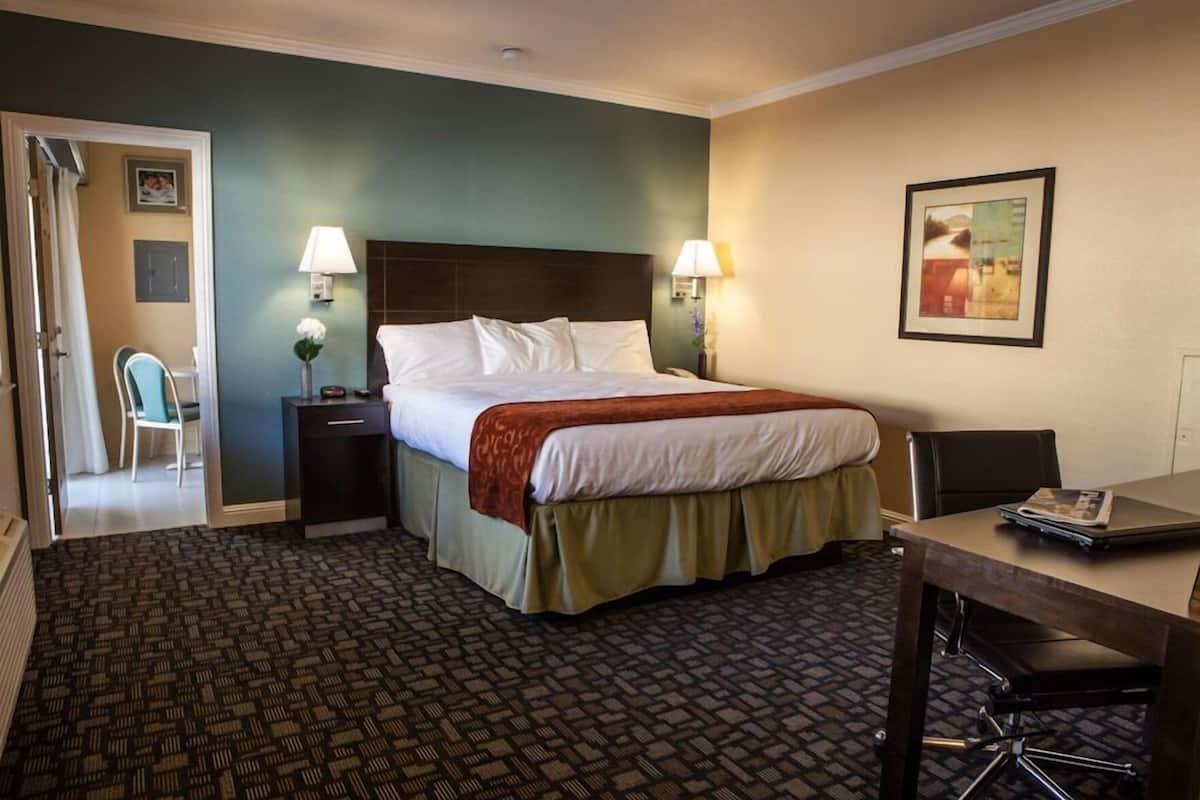 Pillowtop beds, in-room safe, desk, soundproofing