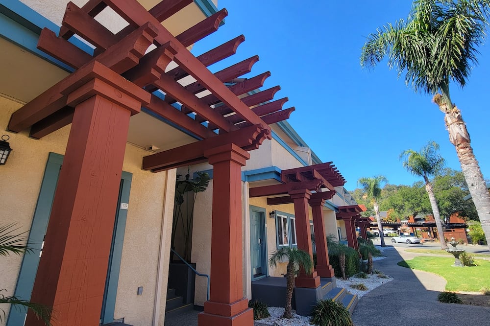 Marinwood Inn & Suites