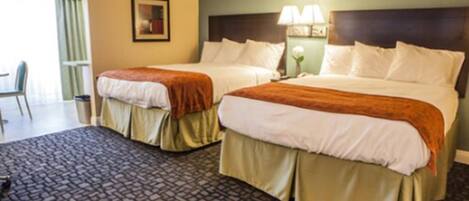 Quarto de hotel com duas camas, carpete estampado, mesa de cabeceira com abajur e quadro na parede.