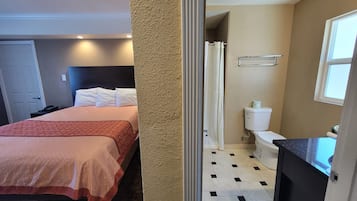 Phòng Tiêu chuẩn, 1 giường cỡ queen | Phòng tắm | Buồng tắm vòi sen, đồ dùng nhà tắm miễn phí, máy sấy tóc, khăn tắm