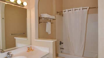 Ducha, artículos de higiene personal gratuitos y secador de pelo