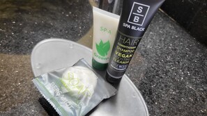 Regadera, amenidades de baño gratuitas, secadora de cabello, toallas 