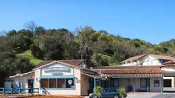 Vista frontal de la propiedad