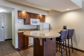 Suite, 1 très grand lit et 1 canapé-lit, non-fumeurs (Efficiency) | Bureau, rideaux occultants, fer et planche à repasser, Wi-Fi gratuit