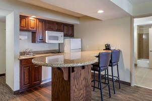 Escritorio, cortinas blackout y tabla de planchar con plancha 