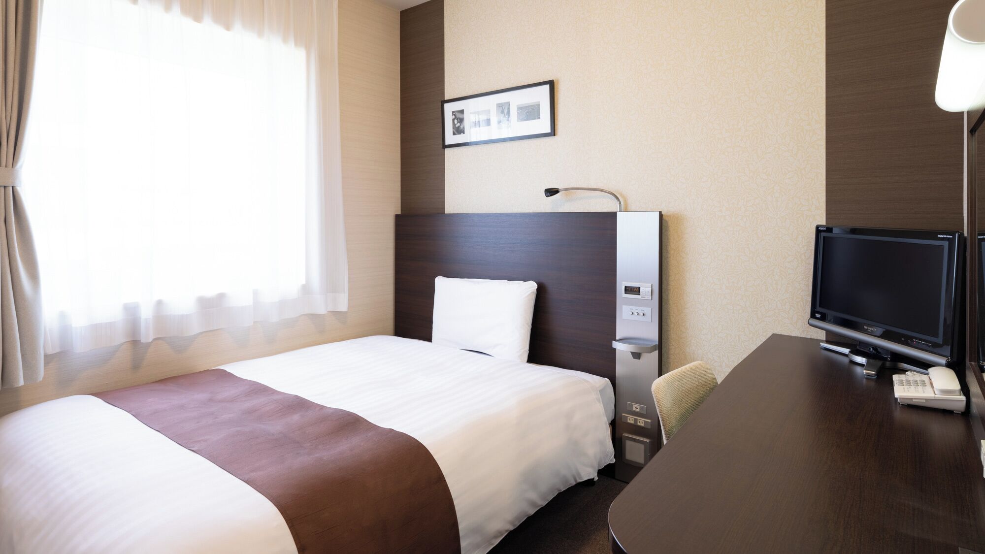 Premium bedding, desk, soundproofing, free WiFi