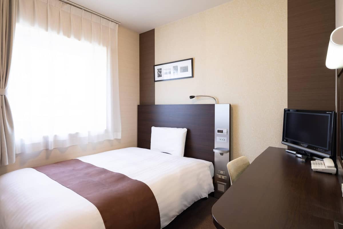 Ropa de cama de alta calidad, escritorio y sistema de insonorización