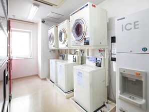 A laundry facility with multiple washing machines and a drying machine. - Comfort Hotel Tomakomai (Tomakomai)