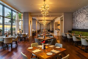 2 restauranter; serverer morgenmad, frokost og caribiske retter