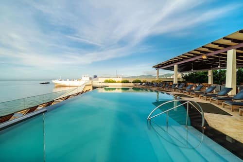 Outdoor pool, pool loungers