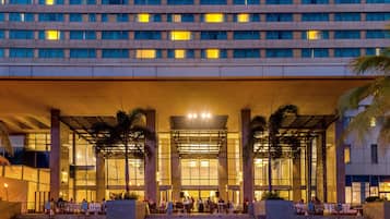 2 restaurants, breakfast, lunch, dinner served; Caribbean cuisine