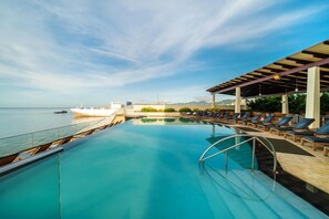 Outdoor pool, sun loungers - Hyatt Regency Trinidad (Port of Spain)
