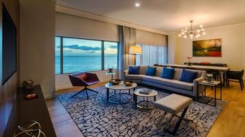 Suite (Diplomatic) | Ropa de cama de alta calidad, minibar, caja fuerte y escritorio