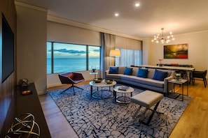 Svíta (Diplomatic) | Rúmföt af bestu gerð, míníbar, öryggishólf í herbergi, skrifborð