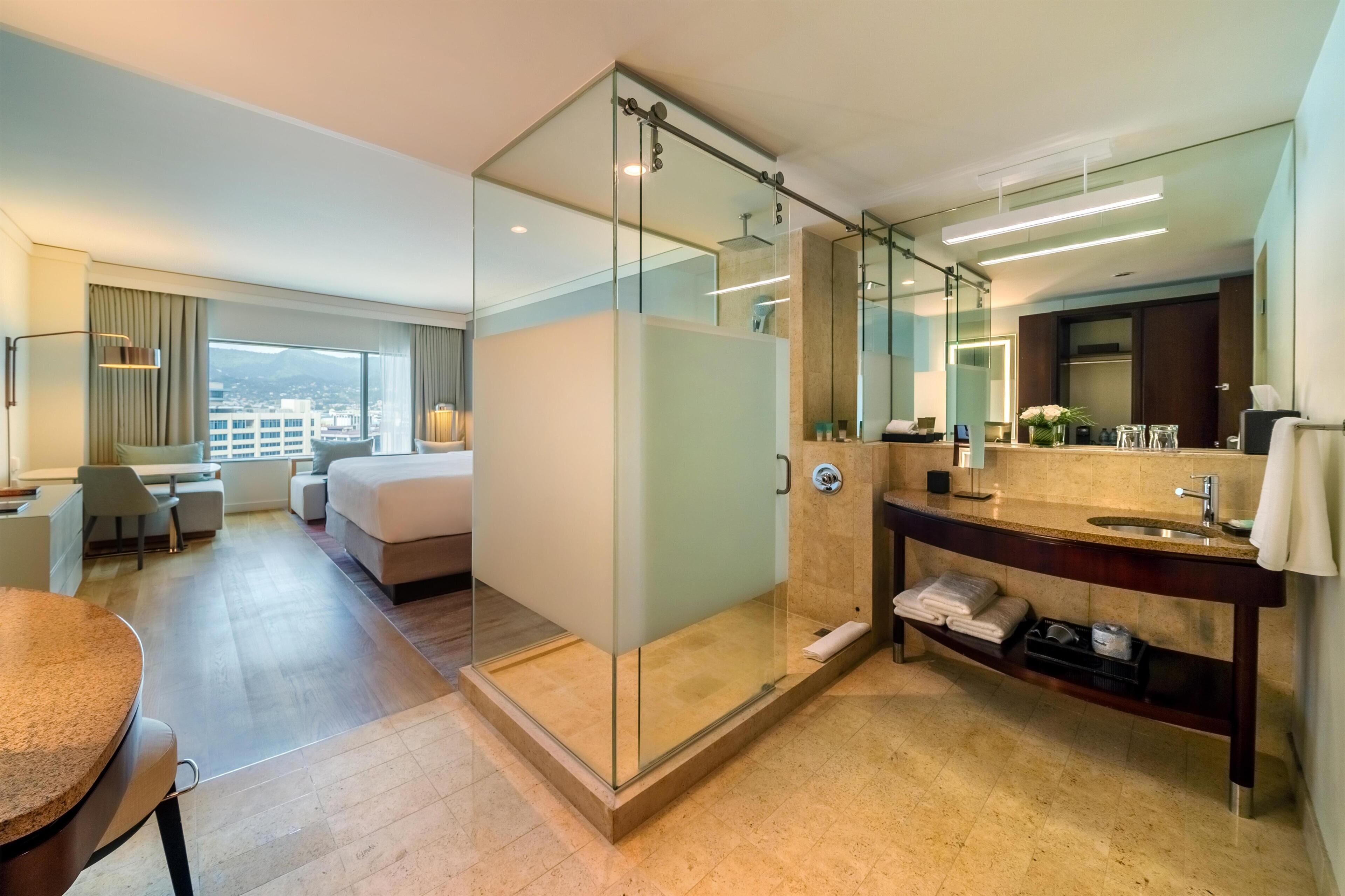 Ropa de cama de alta calidad, minibar, caja fuerte y escritorio