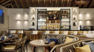2 bares o lounges