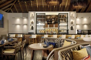 2 bares/lounges