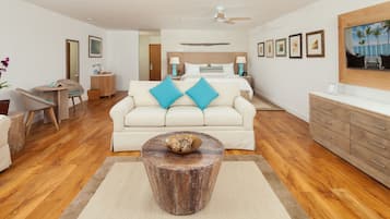 Junior suite, aan zee | Een kluis op de kamer, een strijkplank/strijkijzer, gratis wifi