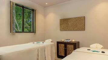 Salas de tratamiento para parejas, un sauna, una bañera de hidromasaje