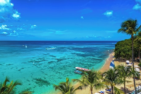 Vista desde la propiedad. Waves Resort & Spa, Barbados, An Autograph Collection® All-Inclusive Resort