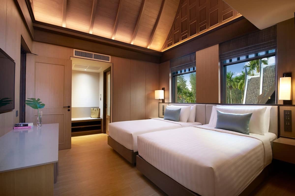 Minibar, in-room safe, laptop workspace, blackout drapes