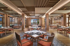 2 restaurants; breakfast, lunch, dinner and brunch served  - Amari Vogue Krabi (Krabi)