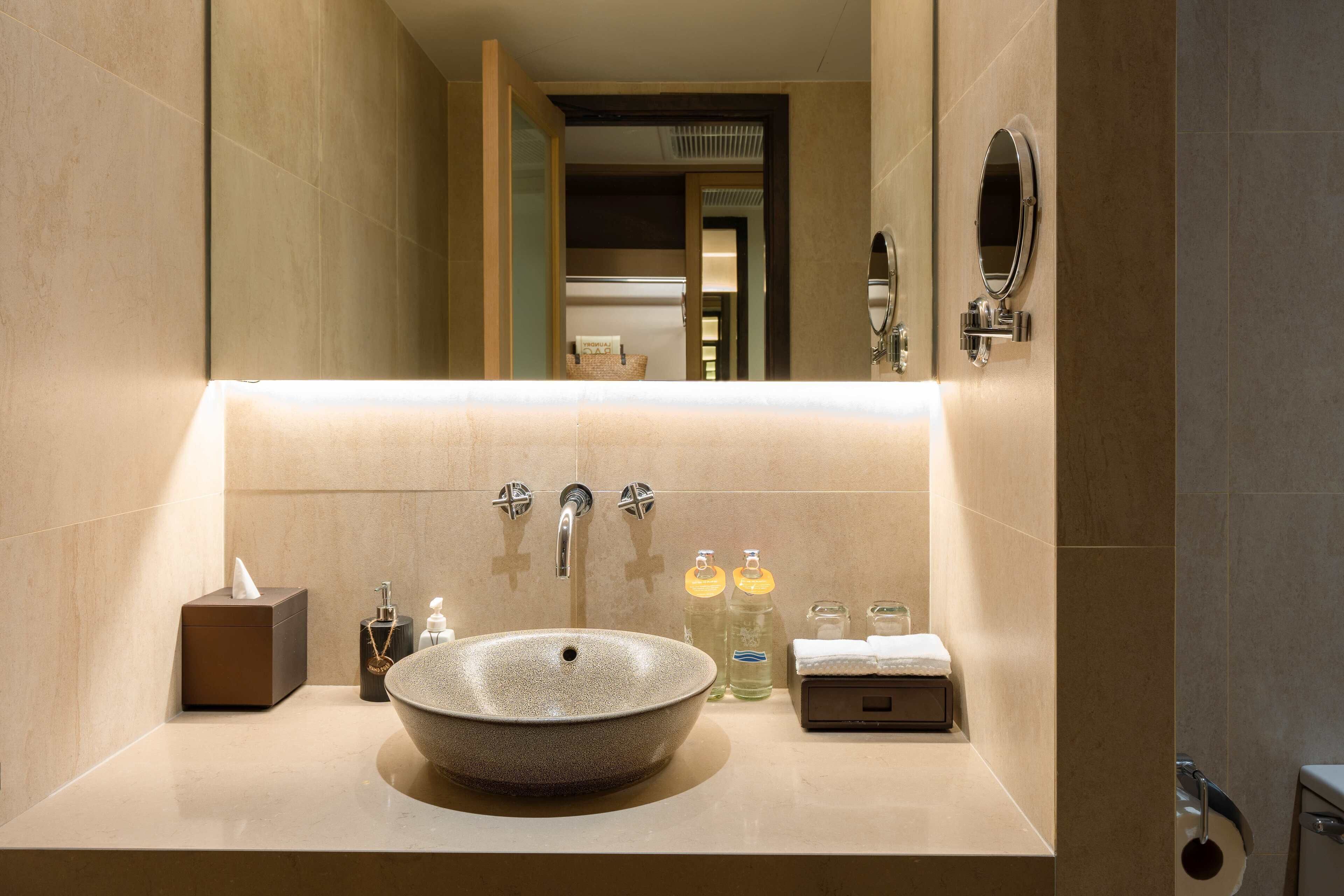 superior room, 1 king bed | minibar, in-room safe, laptop workspace, blackout curtains