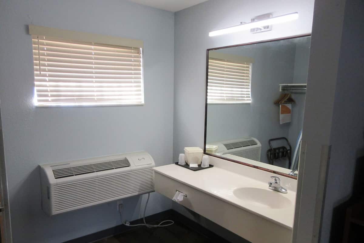 Bathroom | Free toiletries, hair dryer, towels, soap