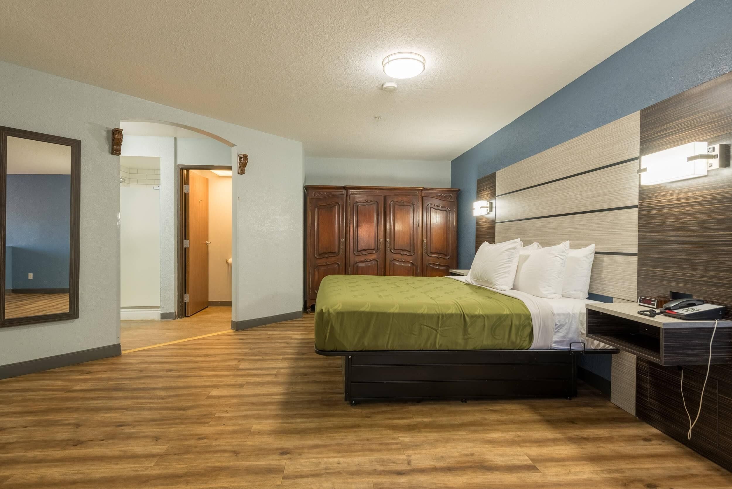 1 bedroom, hypo-allergenic bedding available, desk, laptop workspace