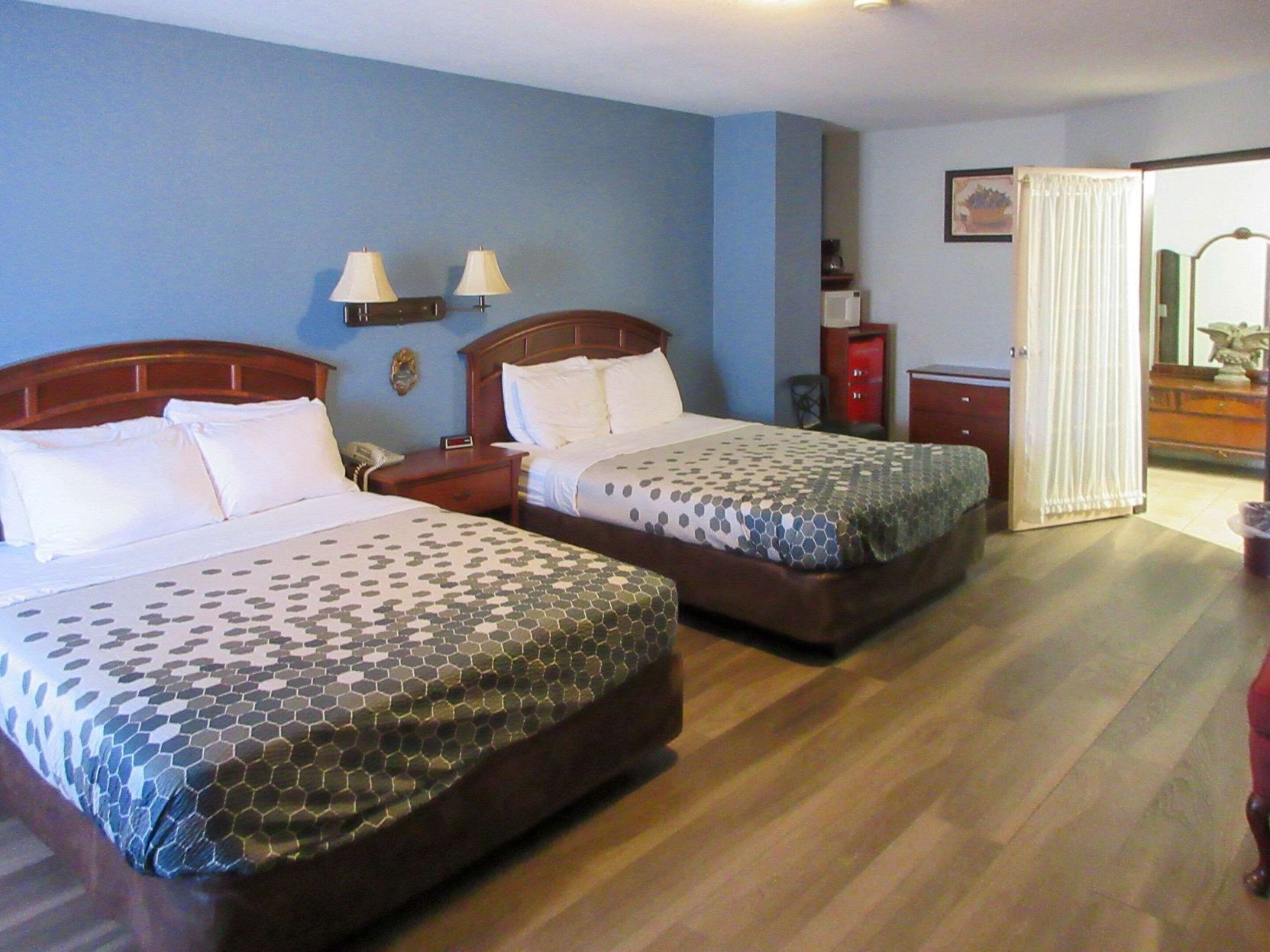 1 bedroom, hypo-allergenic bedding, desk, laptop workspace