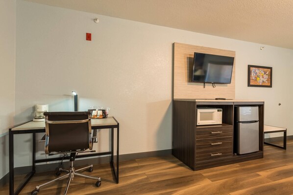 Room, 1 King Bed, Non Smoking | 1 bedroom, hypo-allergenic bedding, desk, laptop workspace - Quality Inn & Suites Manitou Springs at Pikes Peak (Manitou Springs)