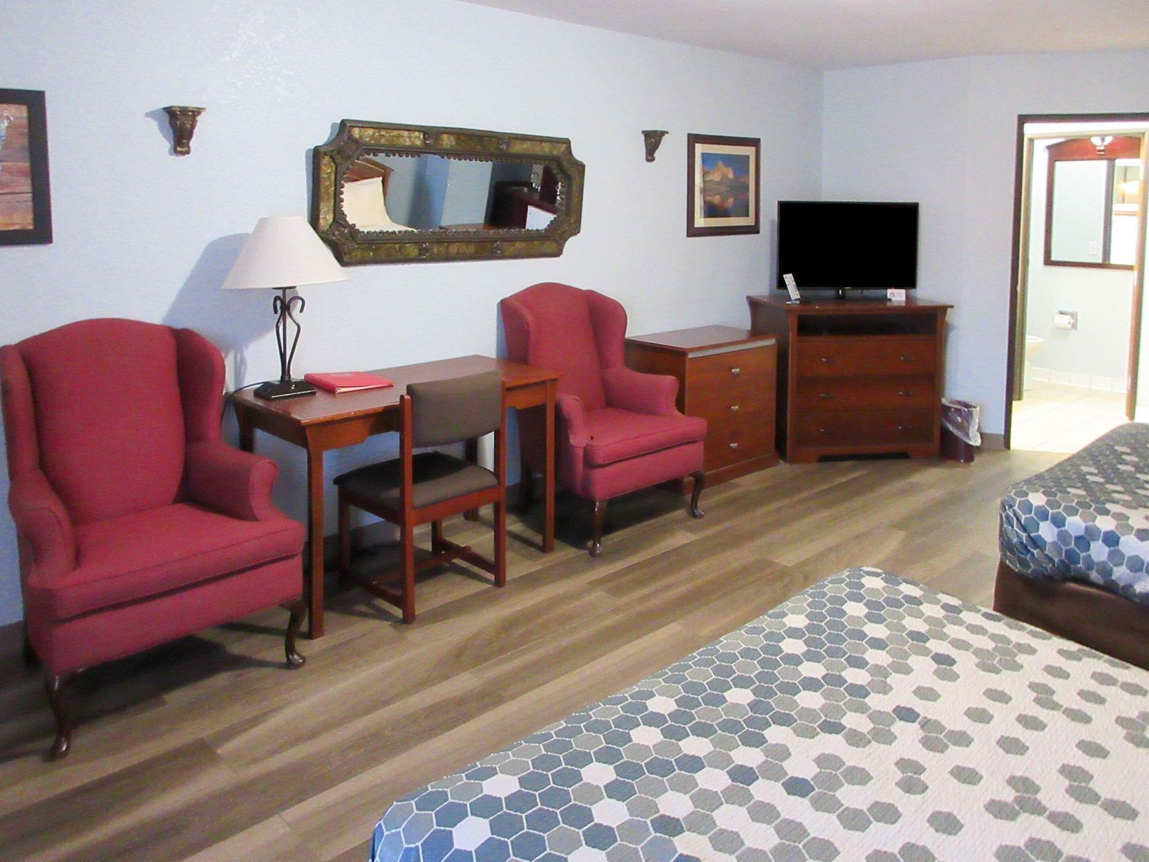 1 bedroom, hypo-allergenic bedding, desk, laptop workspace