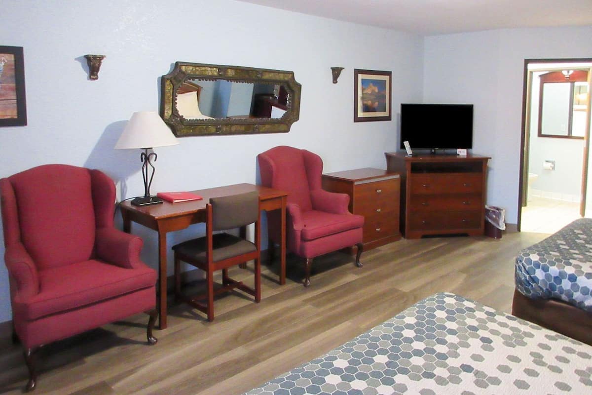 1 bedroom, hypo-allergenic bedding, desk, laptop workspace