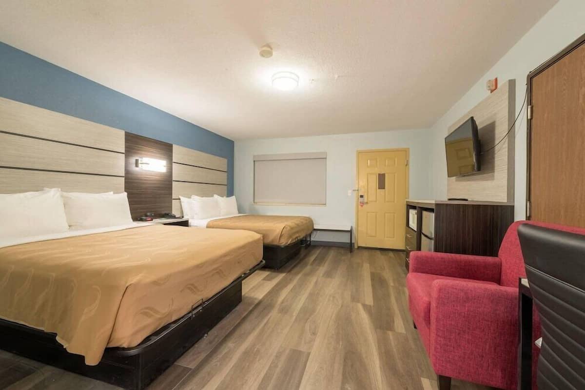 1 bedroom, hypo-allergenic bedding, desk, laptop workspace