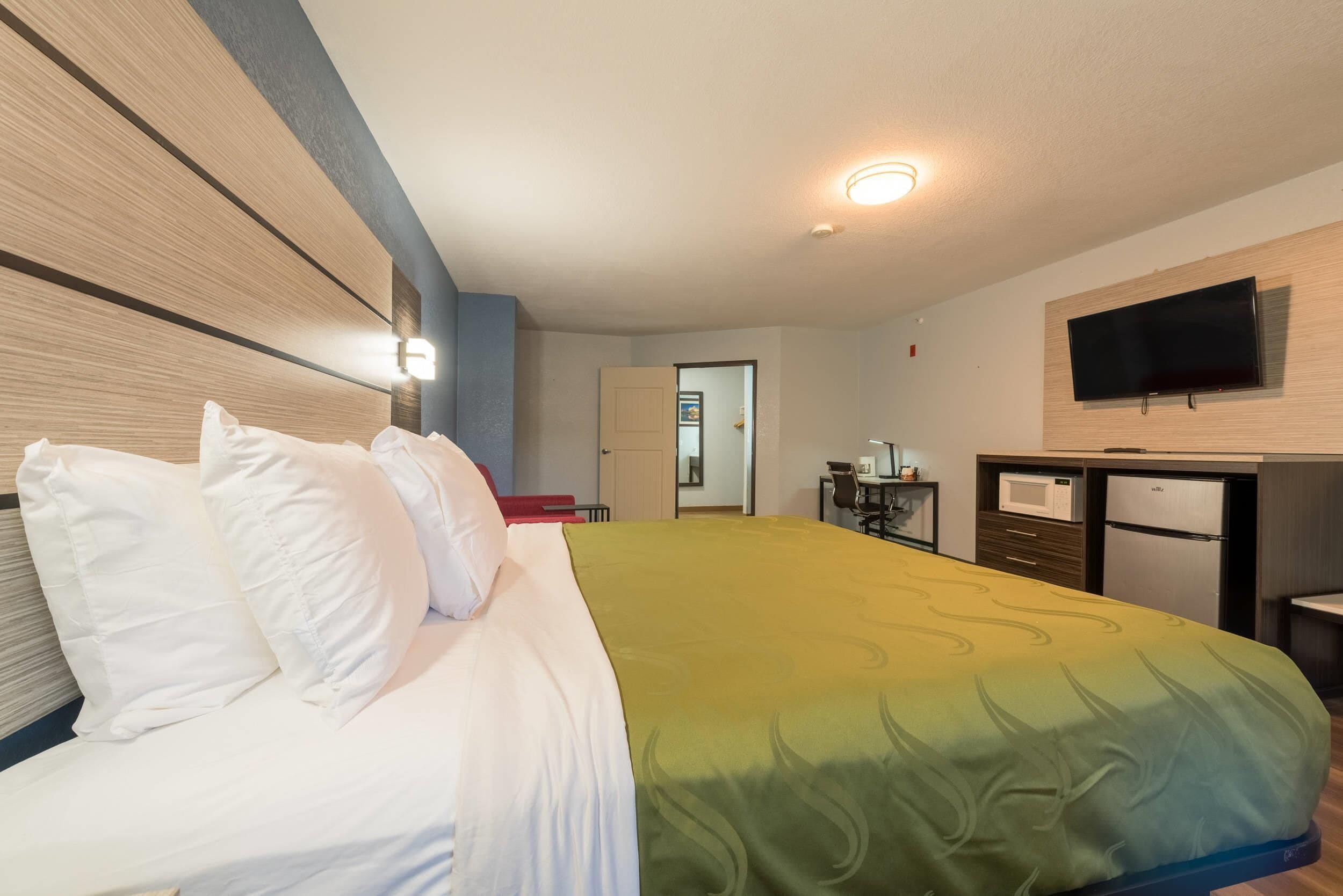 客房, 1 张特大床, 无烟房 | 1 多间卧室、防过敏的被褥、办公桌、笔记本电脑工作区