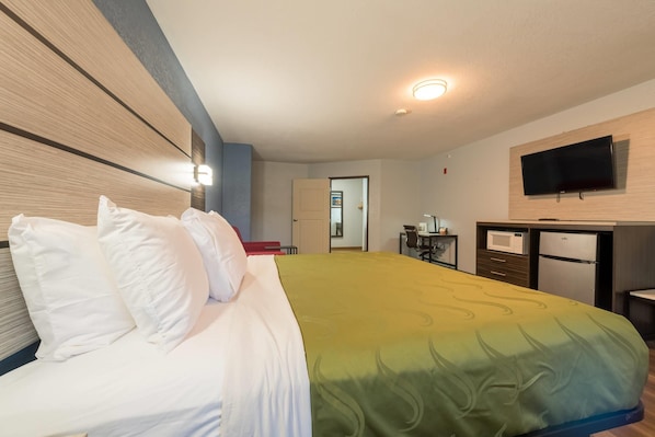 Room, 1 King Bed, Non Smoking | 1 bedroom, hypo-allergenic bedding, desk, laptop workspace - Quality Inn & Suites Manitou Springs at Pikes Peak (Manitou Springs)