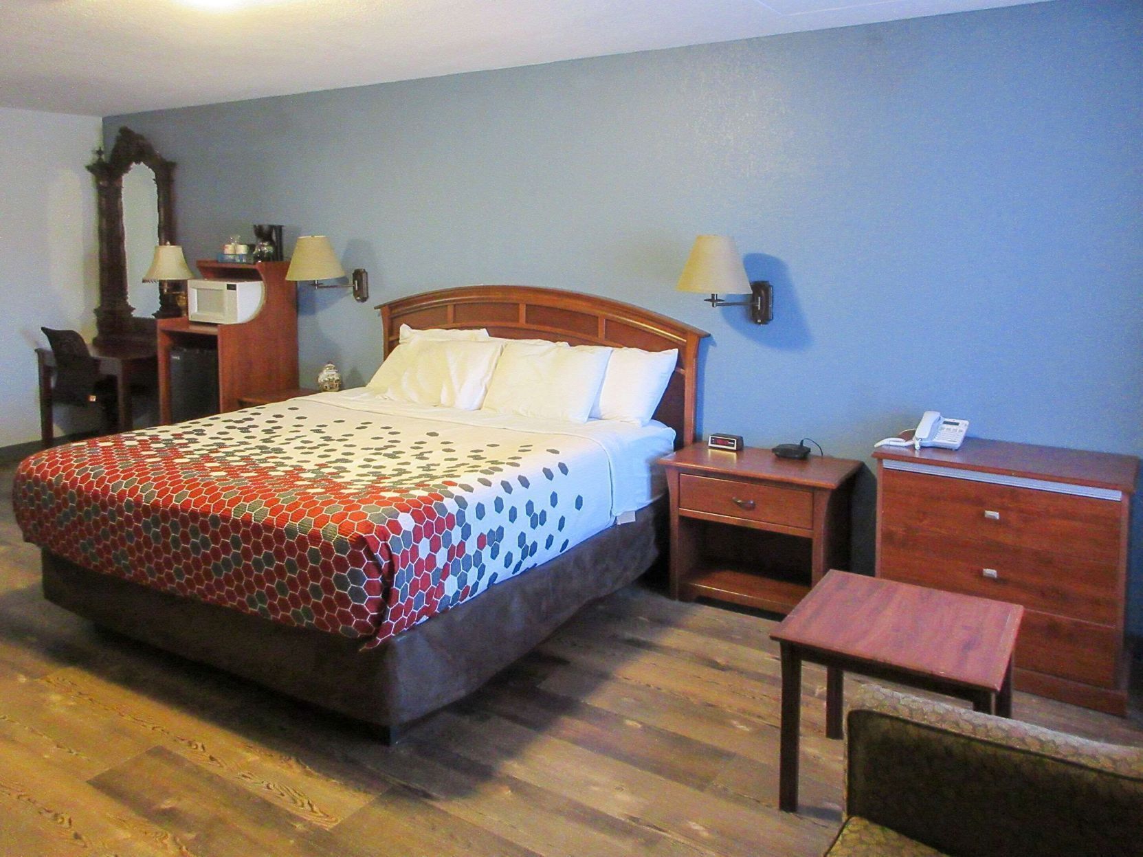 1 bedroom, hypo-allergenic bedding, desk, laptop workspace
